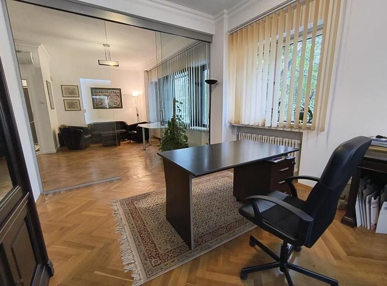 Apartament cu 3 camere semidecomandat, mobilat în Dacia