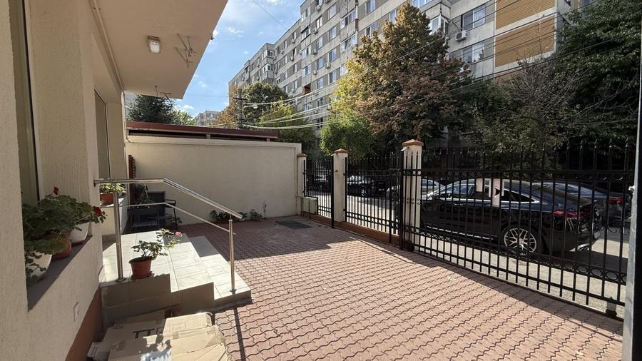 Spațiu comercial, de 40 mp, în Uverturii