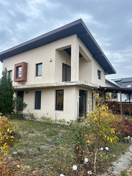 Casă individuală cu 4 camere cu Canalizare în Iris