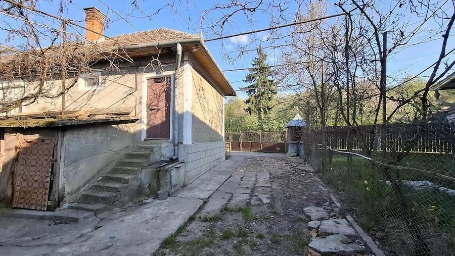 Casă cu 2 camere cu Teren 2236 Mp în Central
