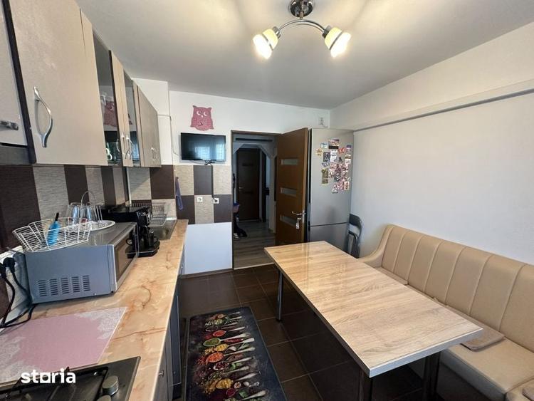 Apartament cu 3 camere decomandat în Craiovița Nouă