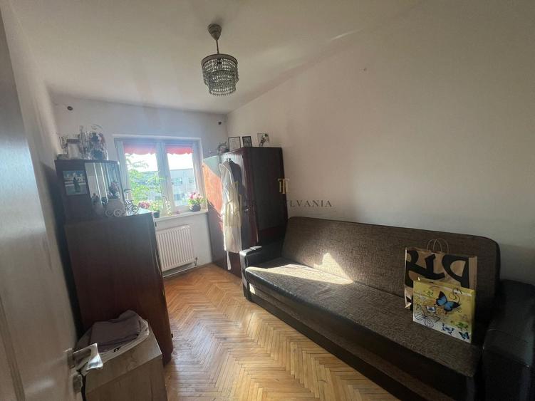 Apartament cu 3 camere decomandat, mobilat în Valea Aurie