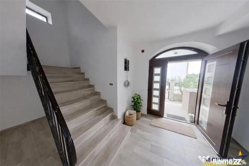 Casă cu 9 camere cu Teren 843 Mp în Central