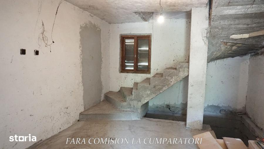 Casă cu 10 camere cu Teren 4324 Mp în Central
