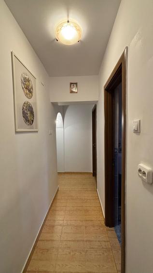 Apartament cu 3 camere semidecomandat în Bucureștii Noi