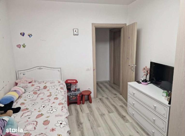 Apartament cu 3 camere semidecomandat în Fundeni
