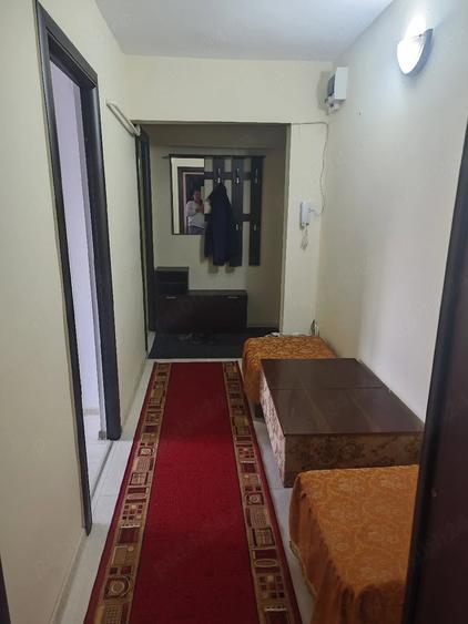 Apartament cu 3 camere semidecomandat în Viziru 1