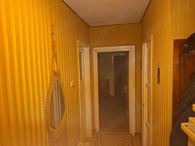 Apartament cu 3 camere semidecomandat în Bucșinescu