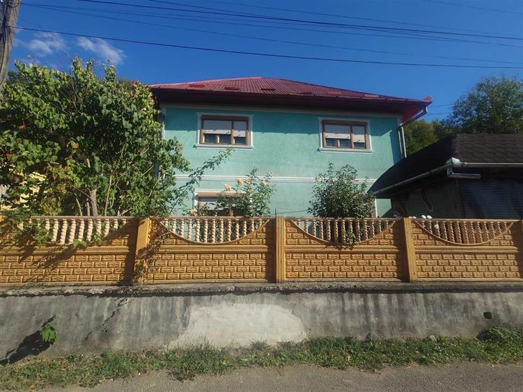 Casă individuală cu 5 camere cu Canalizare în Crișcior