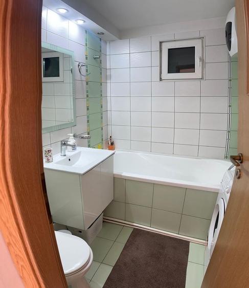 Apartament cu 4 camere semidecomandat în Berceni