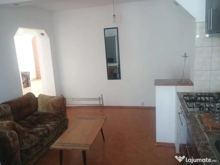 Apartament cu 2 camere decomandat în Tractorul