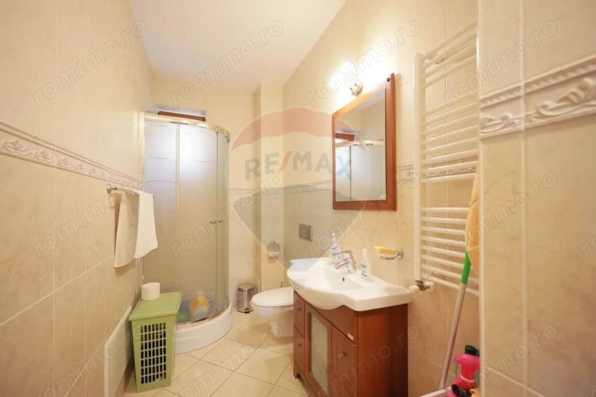Casă cu 5 camere cu Teren 1000 Mp în Sânmartin