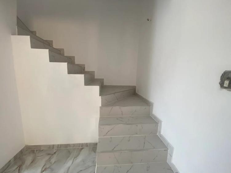 Casă cu 5 camere decomandat cu Teren 300 Mp în Valu lui Traian