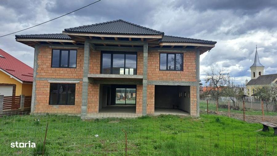 Casă cu 4 camere cu Teren 300 Mp în Acățari