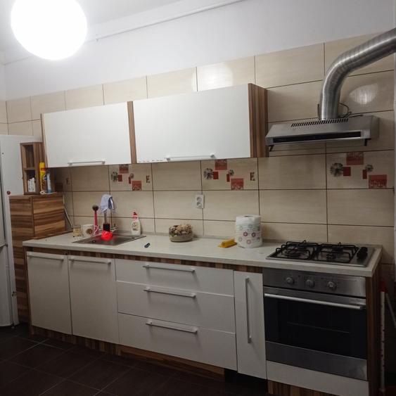 Apartament cu 3 camere semidecomandat în Fundeni