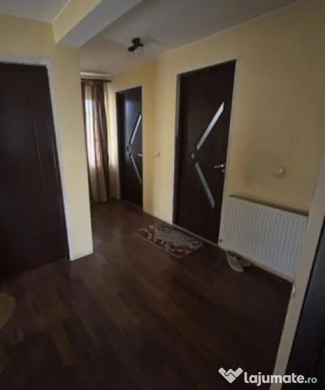 Casă cu 4 camere cu Teren 500 Mp în Malu Mare