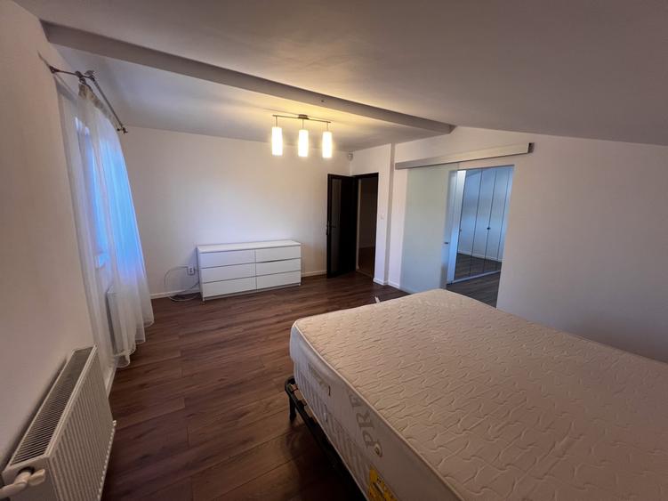 Casă cu 9 camere cu Teren 305 Mp în Obor