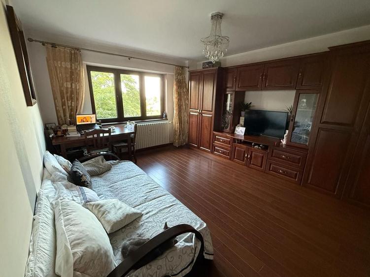 Apartament cu 3 camere decomandat, mobilat în Berceni