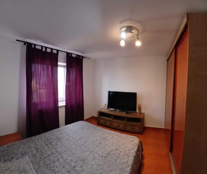 Apartament cu 2 camere decomandat în Piața Veche