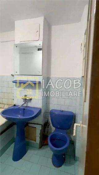 Apartament cu 3 camere semidecomandat în Milcov