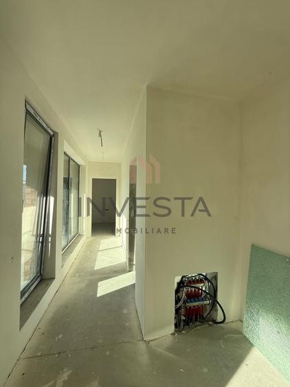 Apartament cu 4 camere semidecomandat în Între Lacuri