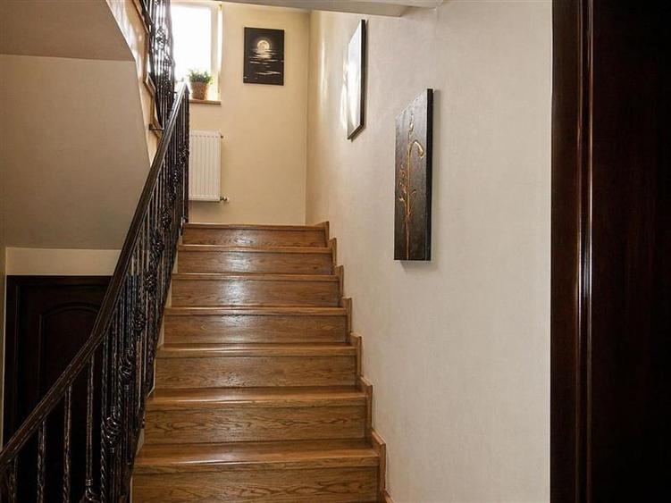 Casă individuală cu 9 camere cu Canalizare în Tudor Vladimirescu