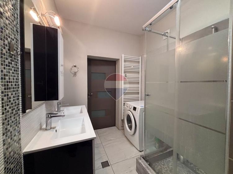 Casă individuală cu 9 camere cu Teren 373 Mp în Lazaret