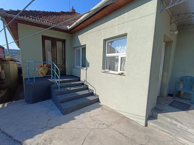 Casă individuală cu 6 camere cu Canalizare în Dâmbul Rotund