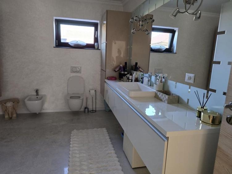 Casă cu 4 camere în Șendreni