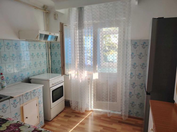 Inchiriez apartament 3 camere - 6