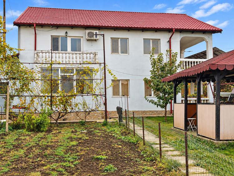 Casă individuală cu 6 camere cu Canalizare în Valu lui Traian