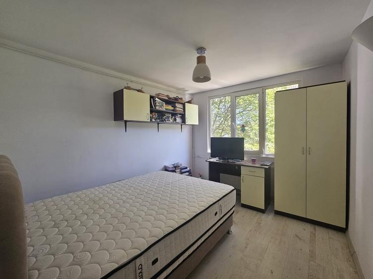 Apartament cu 4 camere decomandat în Berceni