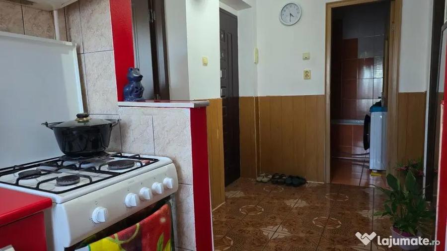 Apartament cu 3 camere decomandat în Minerul