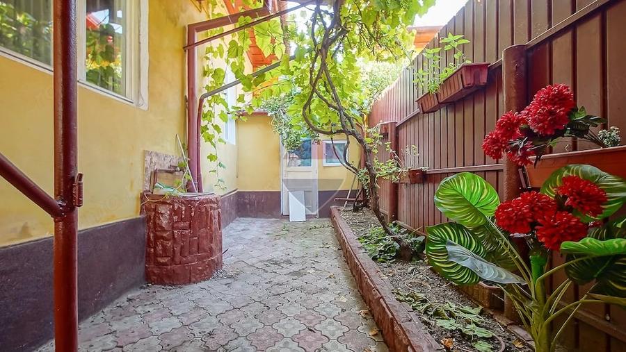 Casă cu 2 camere cu Teren 104 Mp în Schei