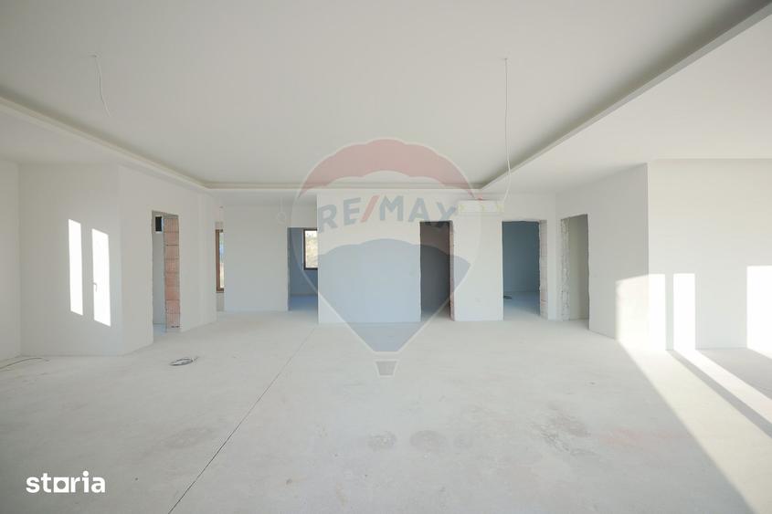 Casă cu 6 camere cu Teren 700 Mp în Iorga