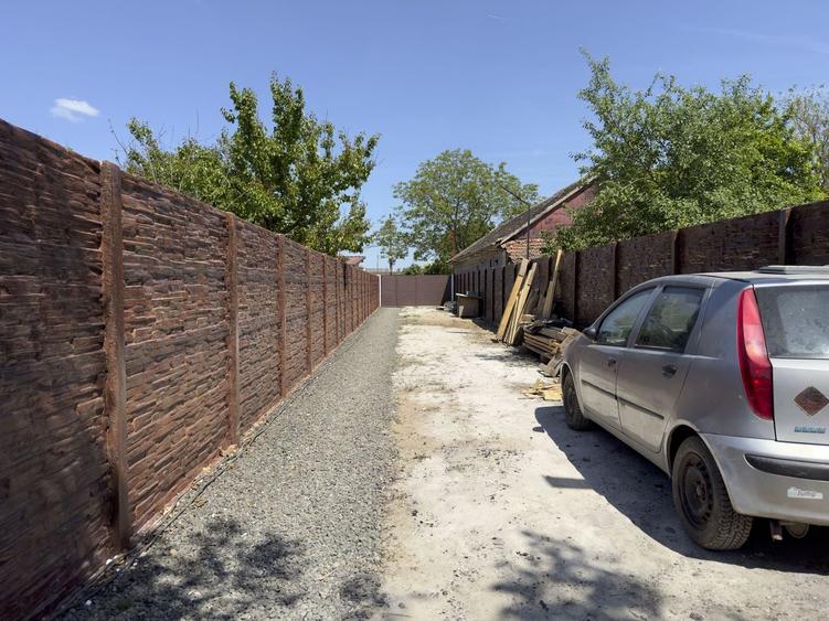 Casă individuală cu 4 camere cu Canalizare în Giarmata