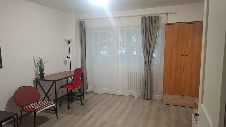 Garsonieră decomandată în Costin Georgian