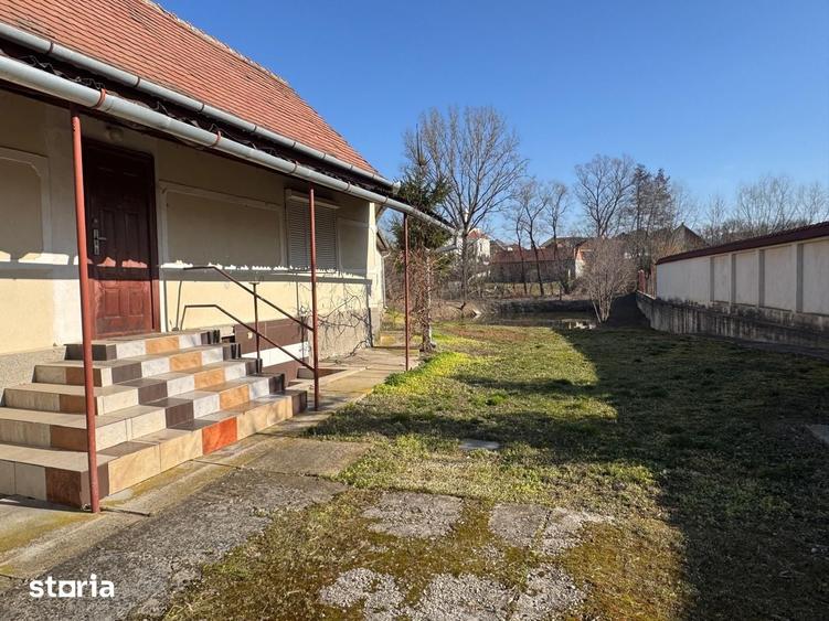 Casă cu 3 camere cu Teren 1200 Mp în Central