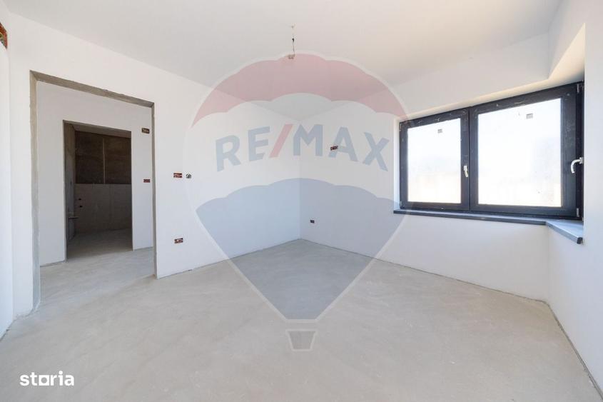 Casă cu 4 camere cu Teren 491 Mp în Noua
