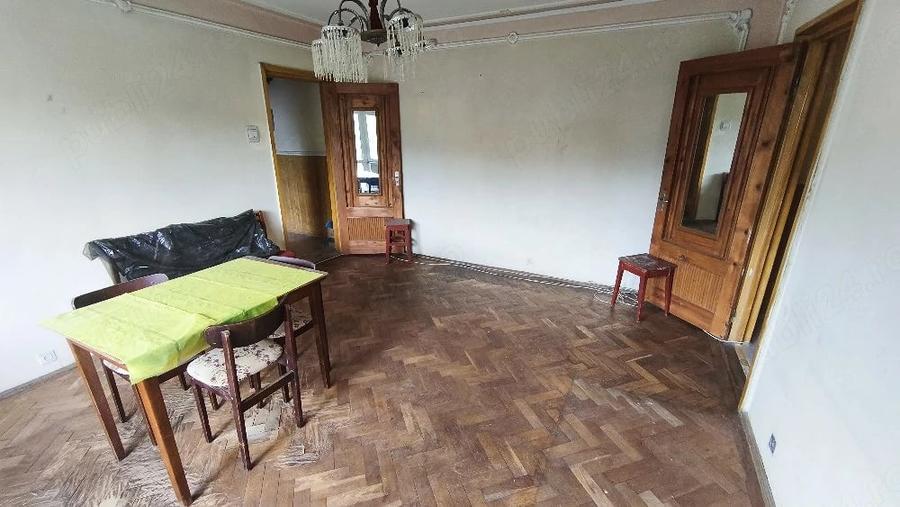 Apartament cu 3 camere semidecomandat în Micro 3