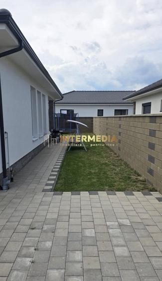 Casă individuală cu 4 camere cu Canalizare în Est