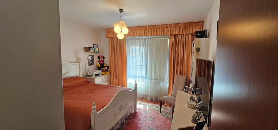 Apartament cu 4 camere semidecomandat în Barbu Văcărescu