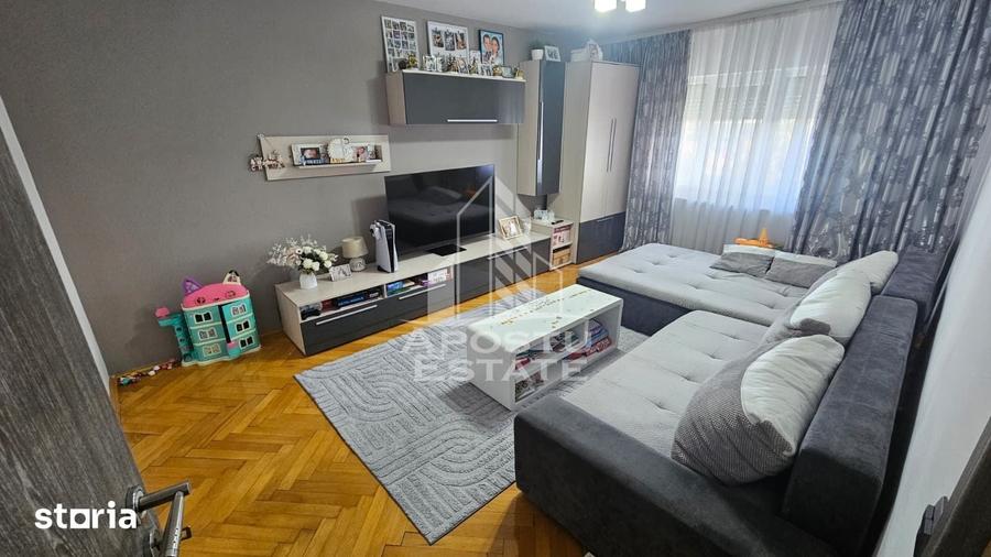 Apartament cu 3 camere decomandat în Lipovei