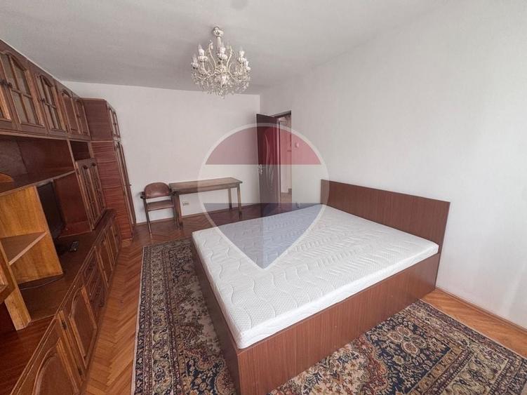 Apartament cu 3 camere decomandat, mobilat în Decebal