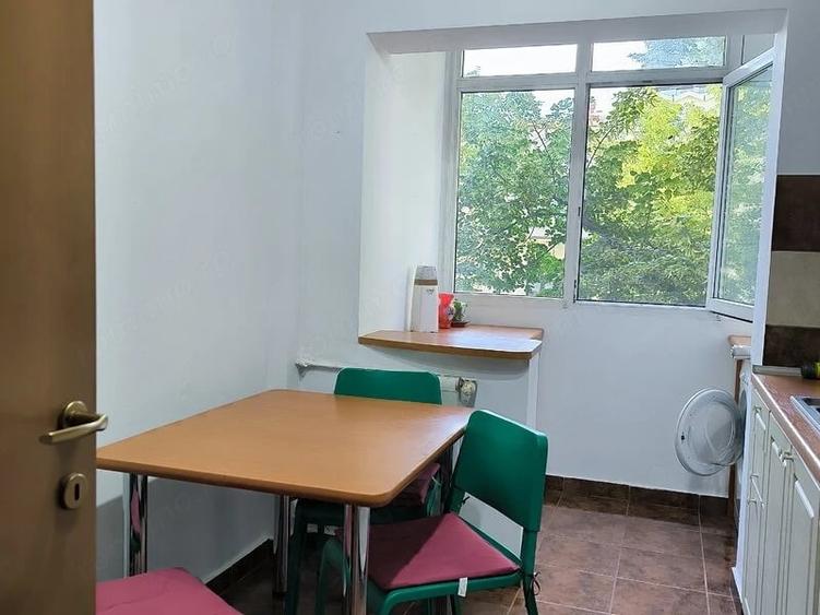 Apartament cu 2 camere decomandat în Arcul de Triumf