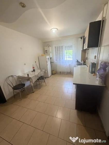 Apartament cu 2 camere semidecomandat în Craiovița Nouă