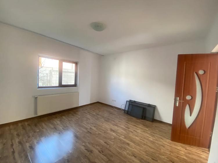 Casă cu 5 camere decomandat cu Teren 300 Mp în Valu lui Traian