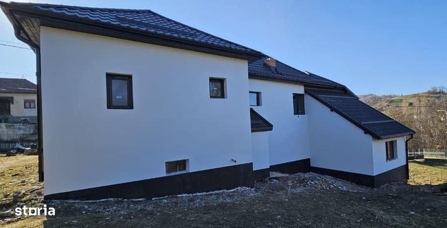 Casă cu 4 camere cu Teren 3486 Mp în Văleni-Dâmbovița