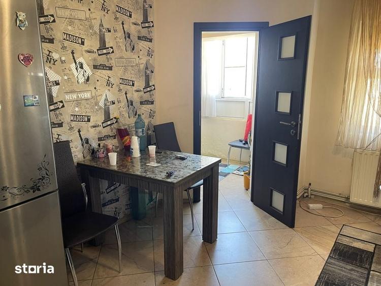 Apartament cu 3 camere decomandat în Dobrețu
