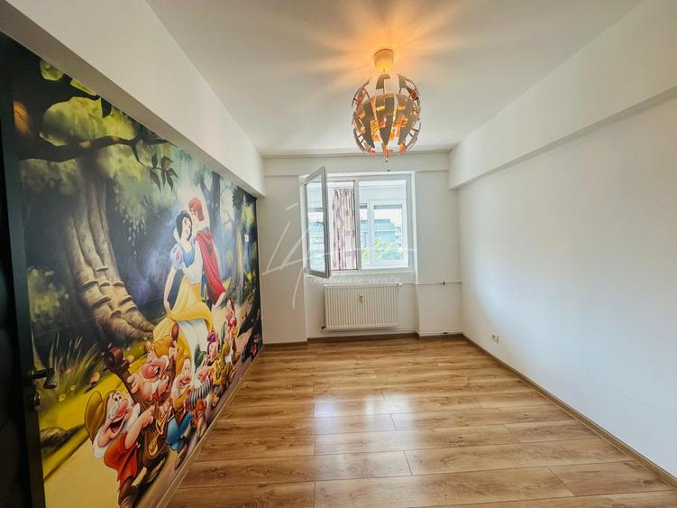 Apartament cu 3 camere semidecomandat, mobilat în Victoriei